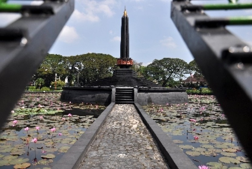 Alun-Alun Tugu Malang sebagai pusat kota.