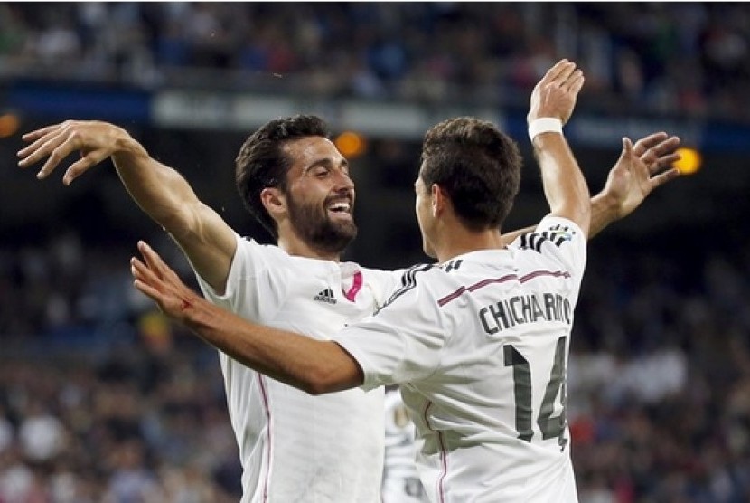 Alvaro Arbeloa (kiri) merayakan golnya dengan Javier 'Chicharito' Hernandez