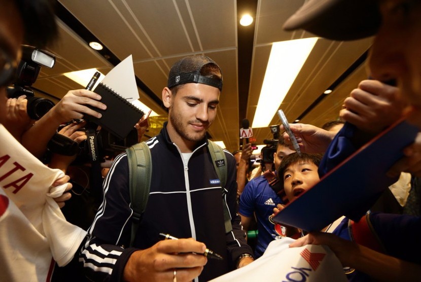 Alvaro Morata disambut oleh fan Chelsea setibanya di Singapura, pada Ahad (23/7) untuk tur pramusim.