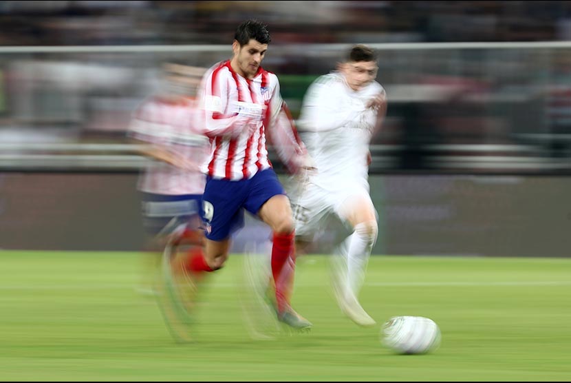 Striker Atletico Madrid Alvaro Morata menggiring bola. 