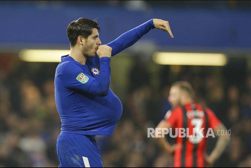 Alvaro Morata merayakan golnya pada laga perempatfinal Piala Liga Inggris di Stamforfd Bridge Stadion, London, Kamis (21/12).