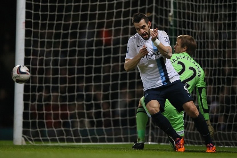 Alvaro Negredo meluapkan kegembiraan usai mencetak gol ke gawang West Ham United dalam leg kedua pertandingan semifinal Piala Liga Inggris. Di pertandingan ini City menang 3-0 sehingga berhasil melaju ke babak final. 