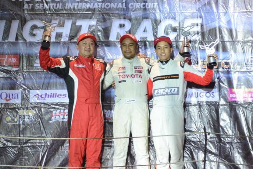 Alvin Bahar (kiri) bersama Haridarma Manoppo (tengah) dan Avila Bahar (kanan) di podium juara ISSOM Night Race 2019 sebelum Haridarma didiskualifikasi, Ahad (1/9).