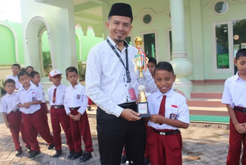 Alvin Husnah menjadi top Scorer dalam lomba Futsal event AL-AZRU CUP yang memperebutkan piala Wali kota Pekanbaru.