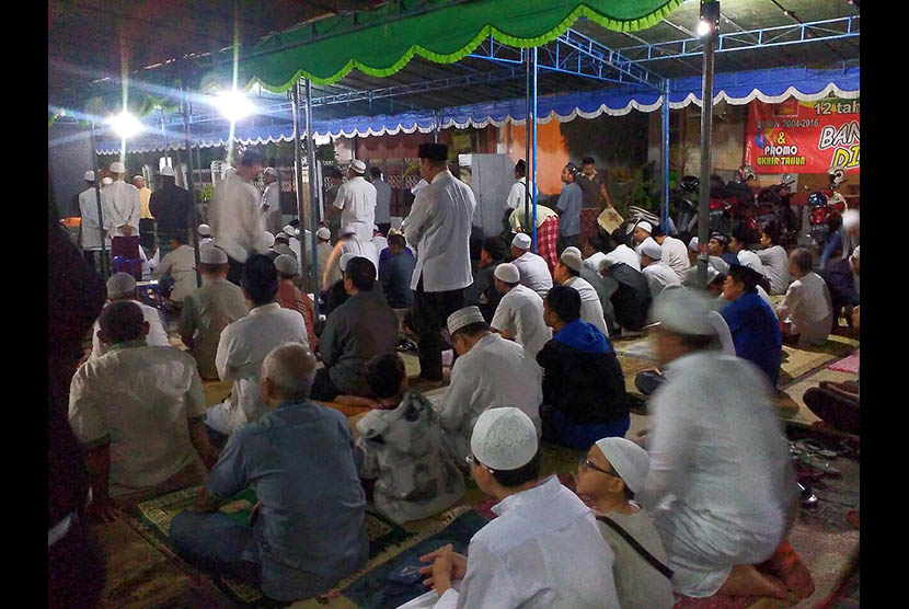 Jamaah bersiap-siap mengikuti shalat subuh berjamaah di Masjid Jogokaryan, Yogyakarta, Senin (12/12).