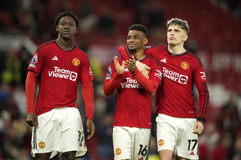 Pemain Manchester United Amad Diallo (tengah) diapit dua rekannya sesama pemain muda, Kobbie Mainoo (kiri) dan Alejandro Garnacho.