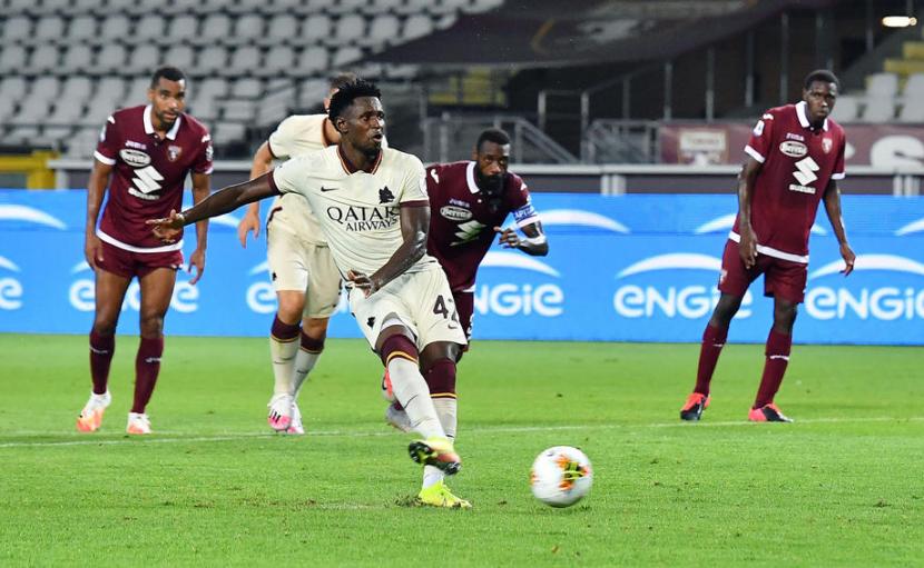 Amadou Diawara mencetak gol penalti AS Roma ke gawang Torino.