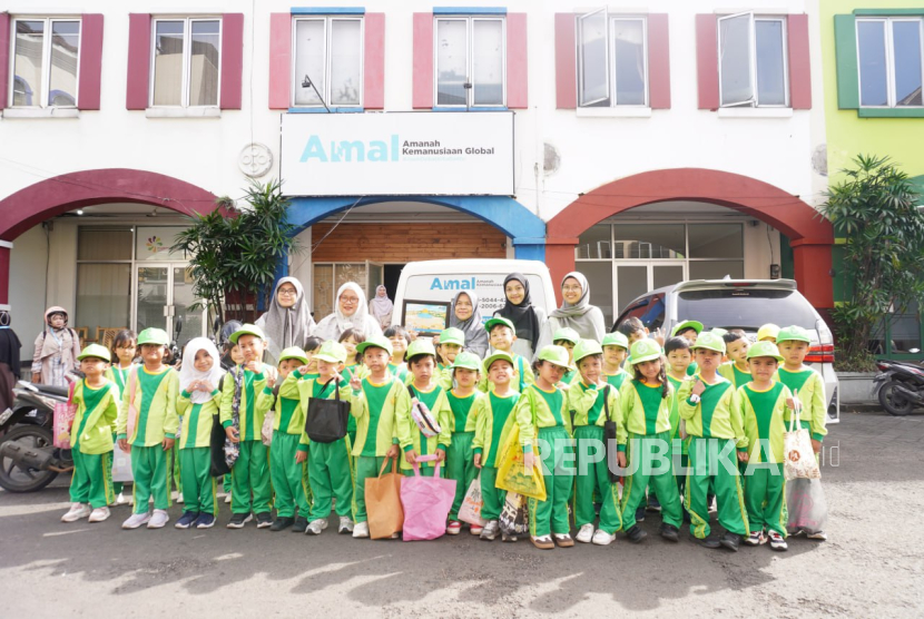AMAL mendapatkan kunjungan TK Al Munawaroh, dalam upaya mengajarkan kepedulian kepada Palestina sejak dini.  