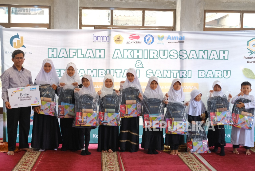 AMAL menyalurkan bantuan School Kit di Rumah Qur