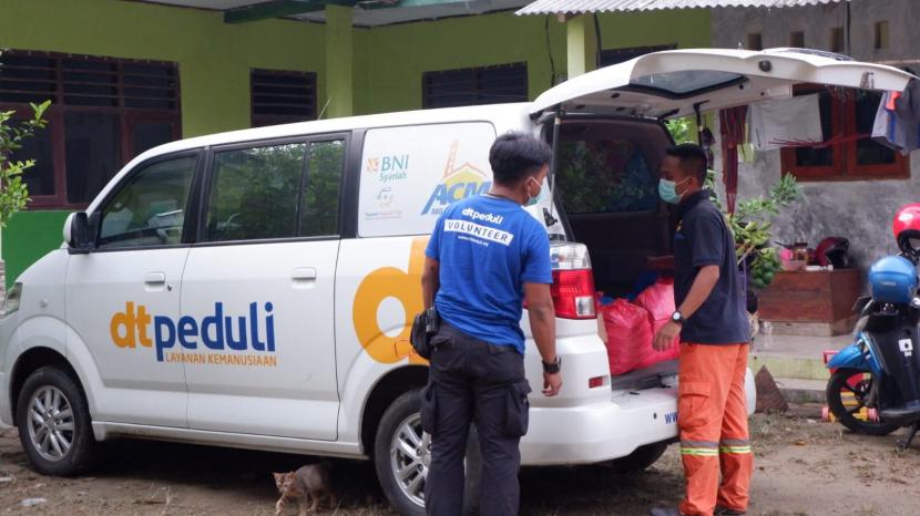 Amalsholeh.com bekerja sama dengan DT Peduli mendistribusikan bantuan bagi para penyintas banjir di Kabupaten Lebak.