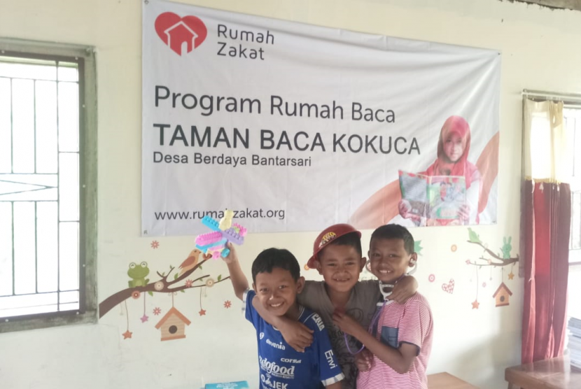aman Baca (TBM) Kokuca berada di Desa Berdaya Bantarsari, Kecamatan Bantarsari, Kabupaten Cilacap mendapatkan donasi buku. 
