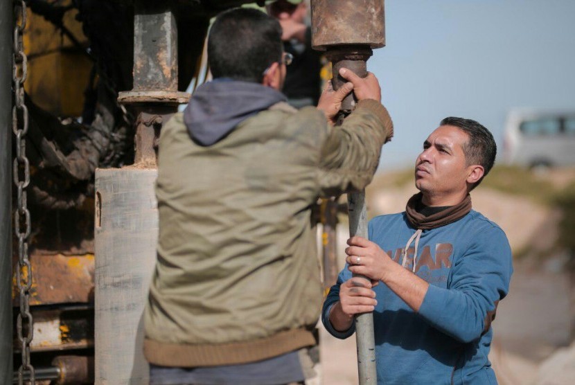 Aman Palestin Gaza dan Kementerian Wakaf dan Urusan Agama Palestina melakukan uji tanah (soil test) di lokasi reruntuhan Masjid Syekh Ajlin, Palestina, belum lama ini. 