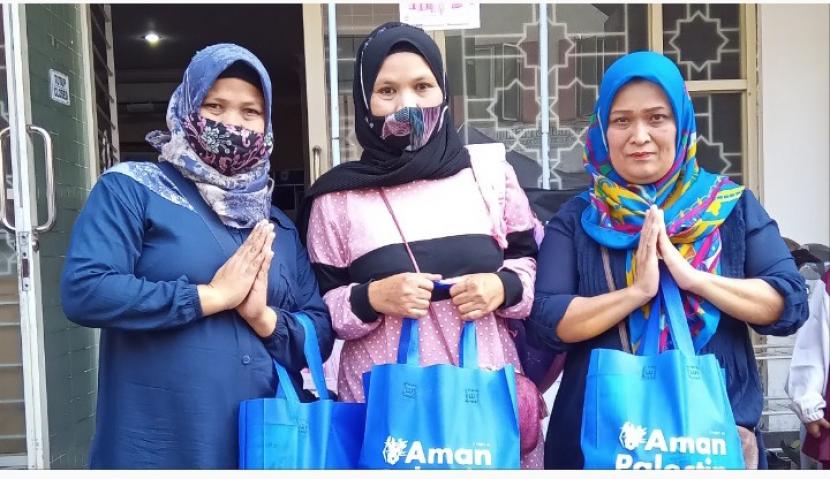 Aman Palestin Indonesia (API) berhasil menyalurkan 100 pakaian berupa gamis muslimah titipan donasi dari @Niraluna_id