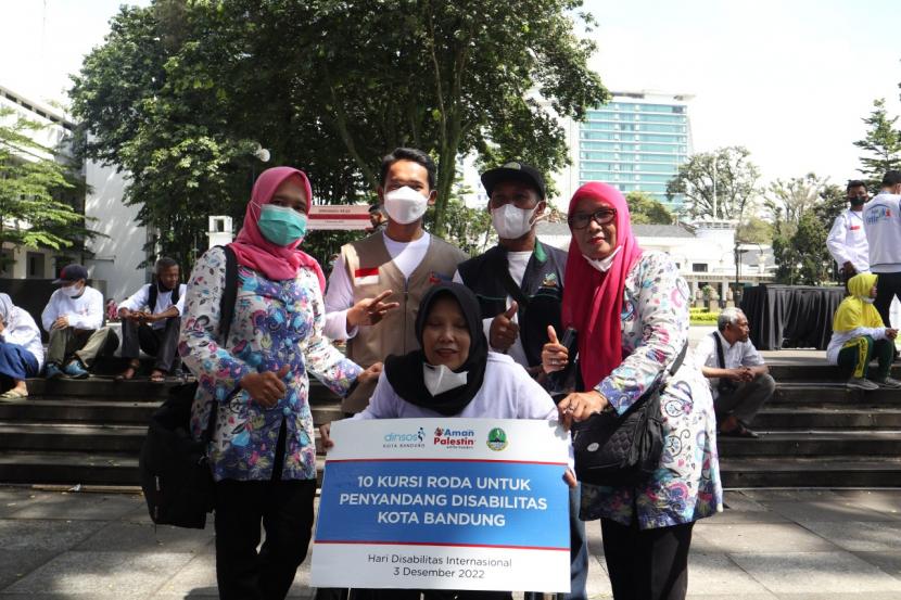 Aman Palestin Indonesia (API) menyalurkan 10 kursi roda kepada penyandang disabilitas di peringatan Hari Disabilitas Internasional (HDI) tingkat Kota Bandung 2022 di Plaza Balai Kota Bandung, belum lama ini. 