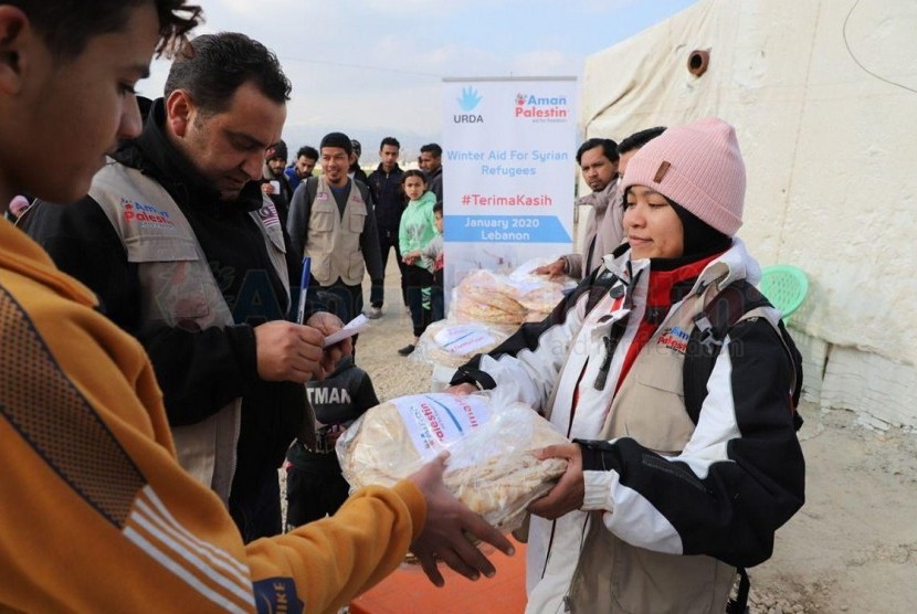 Aman Palestin menyalurkan bantuan kepada para pengungsi Suriah di kamp pengungsian Libanon.