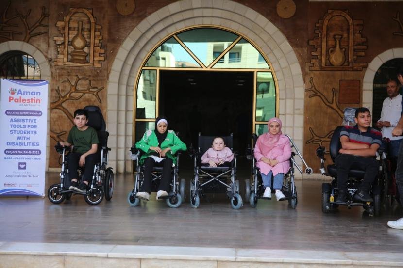 Aman Palestin salurkan bantuan untuk kaum disabilitas di Gaza.