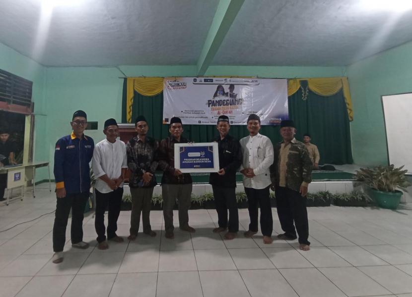 Amanah Takaful bekerja  sama dengan Cendekiawan Kampung meluncurkan program  Beasiswa Amanah Bangun Desa, di  Perguruan MA Pusat Menes, Pandeglang, Ahad (2/4/2023). 