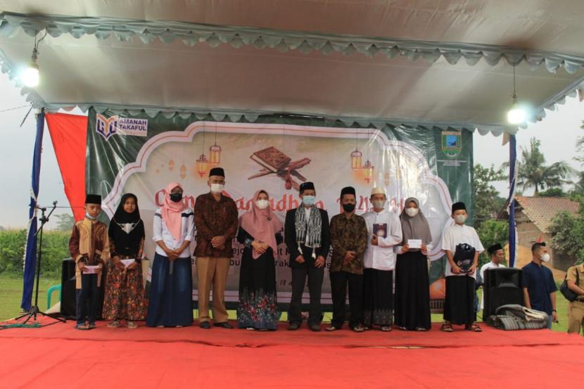 Amanah Takaful berkolaborasi dengan pemerintahan Desa Banjarejo menggelar acara peringatan Malam Nuzulul Quran di Lapangan Giri Setra, Kebumen, Senin  (18/4).