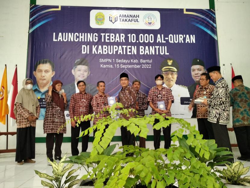 Amanah Takaful bersama Bupati Bantul meluncurkan  program Tebar 10.000 Alquran, Kamis (15/9/2022).