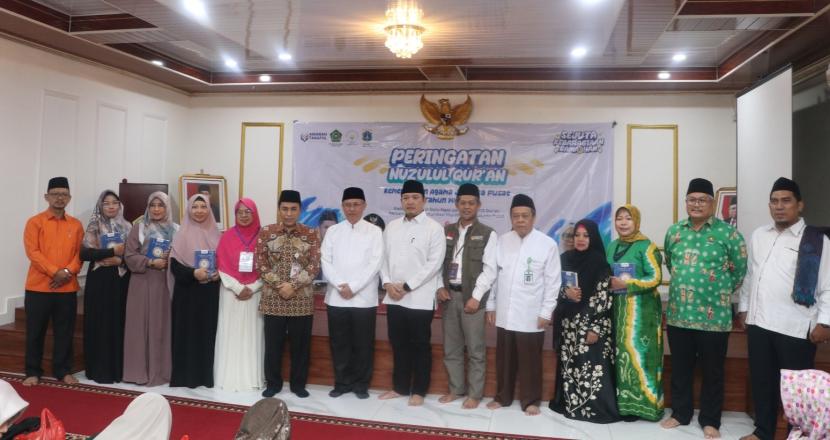 Amanah Takaful bersama Forum Komunikasi Majelis Taklim Jakarta Pusat melaksanakan launching Tebar 1.000 Mushaf Al-Quran dan pembagian kado cinta bagi  guru ngaji di Jakarta Pusat, Kamis  (28/3/2024))