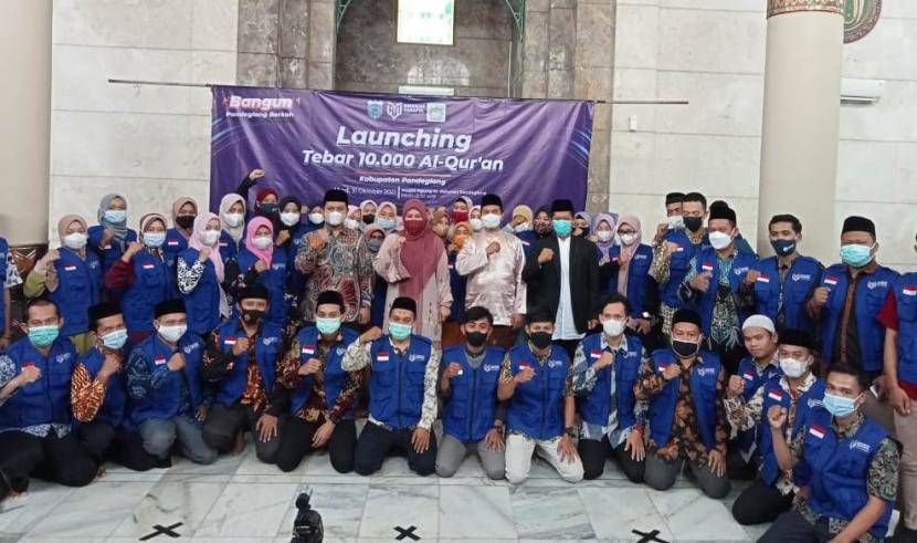Amanah Takaful menginisiasi program Tebar 10.000 Alquran di Kabupaten Pandeglang, Banten, Ahad (31/11).