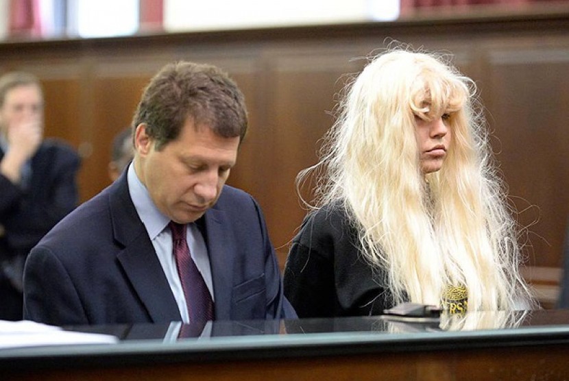 Amanda Bynes dan pengacaranya saat disidangkan di pengadilan terkait kepemilikan ganja