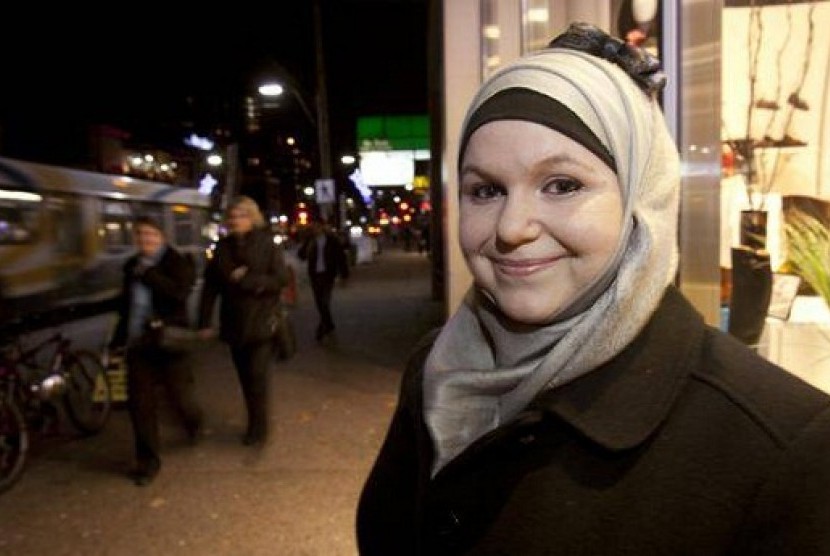 Amanda Redmond memutuskan mengenakan jilbab pascamemeluk Islam.