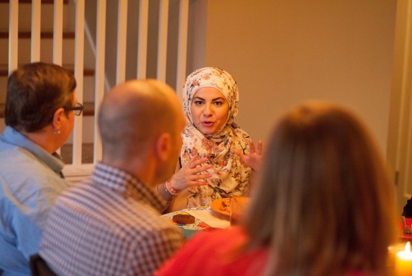 Amanda Saab dari Seattle, AS mengundang orang asing makan malam di rumahnya dan berdiskusi tentang Islam.