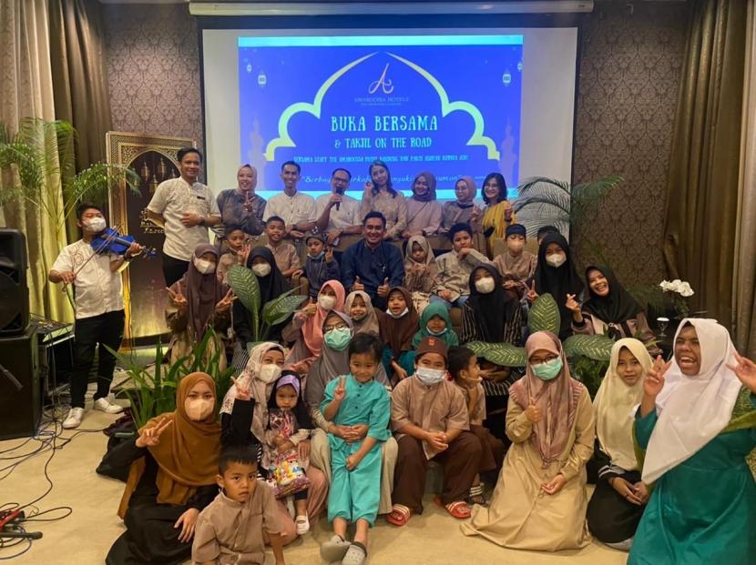 Amaroossa Hotel Bandung Buka Bersama Anak Yatim 