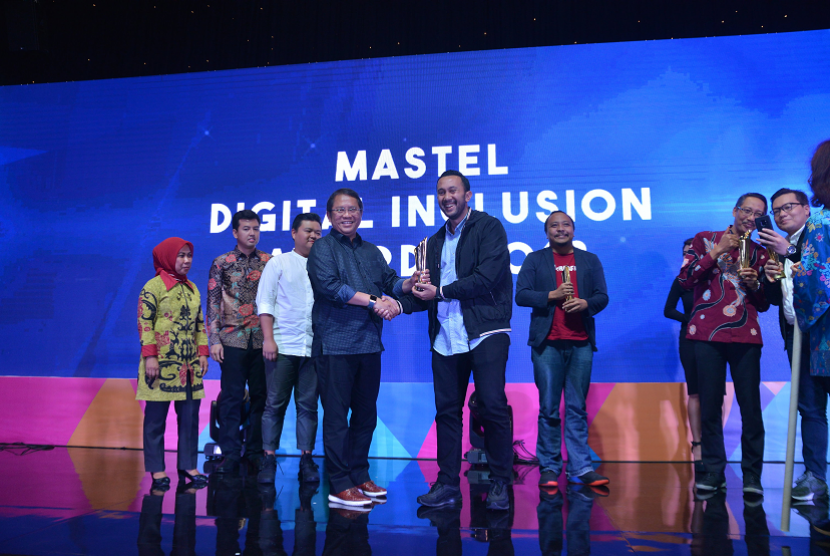 Amartha bersama para penerima penghargaan Digital Inclusion Award 2018.