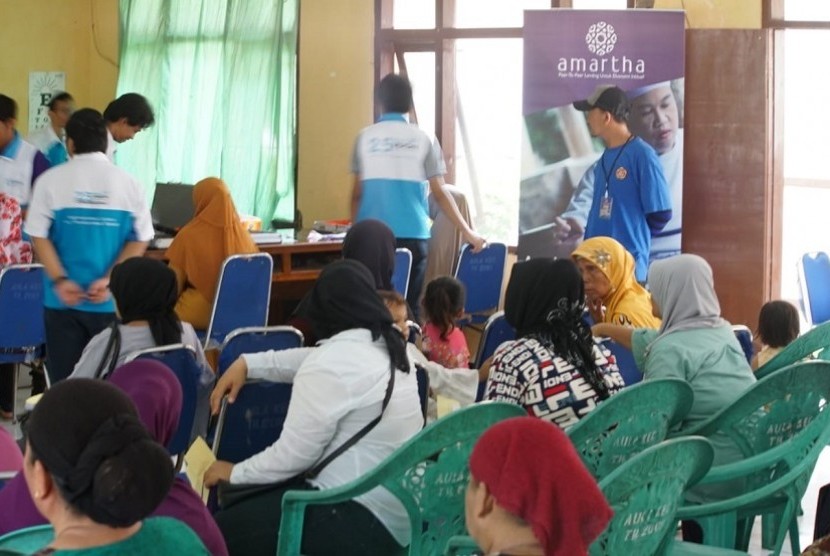 Amartha menyalurkan 2.000 kacamata baca gratis di empat daerah di Jawa Barat yakni Karawang, Purwakarta, Cirebon dan Majalengka mulai 29-31 November 2018. (Amartha)