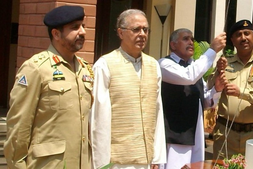 Ambassador of Pakistan Sanaullah (second left) leads the flag hoisting ceremony to celebrate 73rd of National Day at the embassy in Jakarta on March 23.