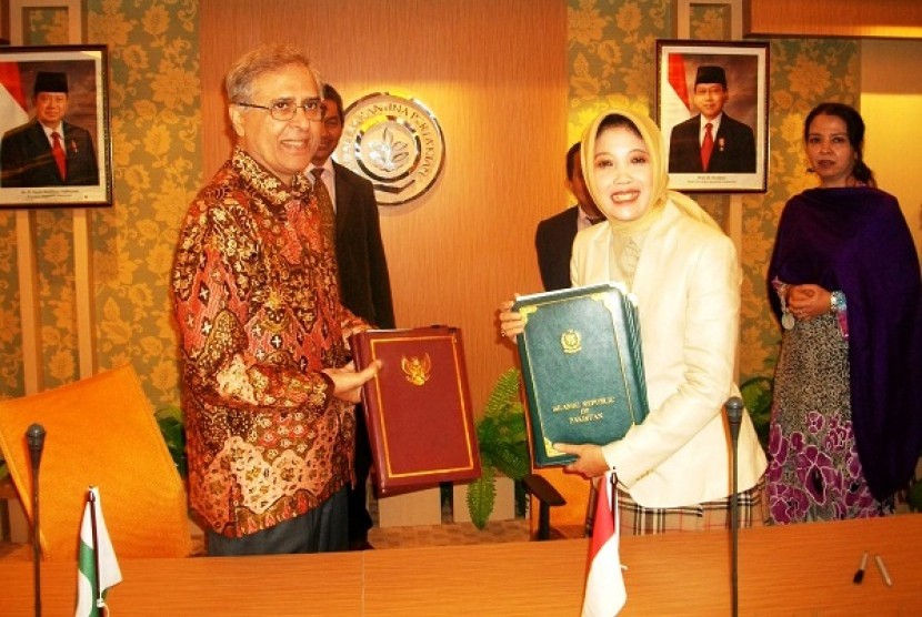 Ambassador of Pakistan to Indonesia, Sanaullah (left) and Head of Indonesian Agricultural Quarantine Agency, Banun Harpini, sign the Mutual Recognition Agreement (MRA) on Plant Quarantine and SPS Measures in Jakarta, on Friday, August 30, 2013.