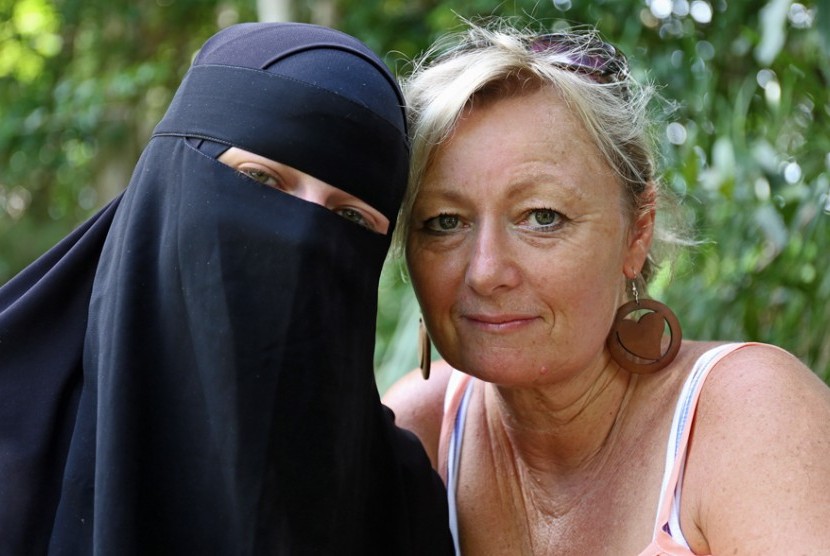Amber Rashidi (kiri) dan ibunya yang Vikki Crook dalam acara barbecue halal di Lismore, New South Wales.