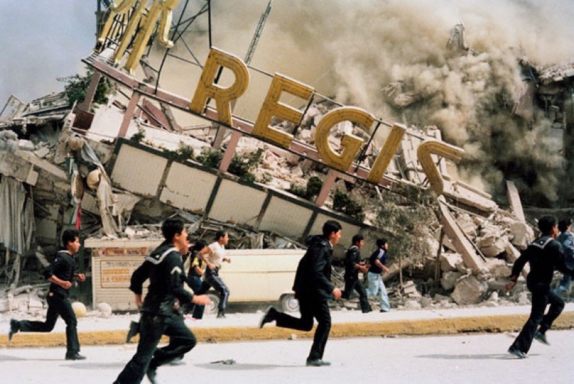 Ambruknya Hotel Regis di Mexico City akibat gempa 7,8 Skala Richter pada 19 September 1985.