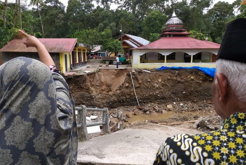 Ambruknya Jembatan Sungai Patang di Nagari Kapalo Hilalang, Padang Pariaman, Sumbar membuat 300 keluarga terisolasi. 