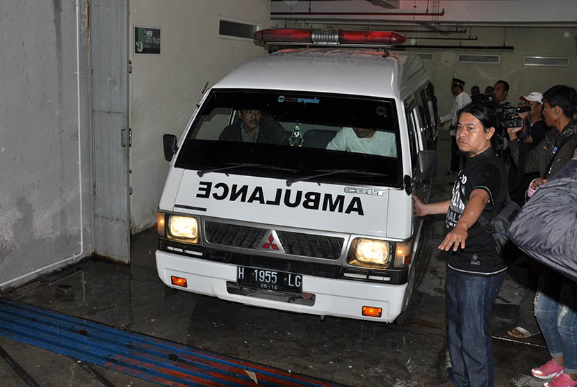  Ambulan pengangkut jenazah Alex Komang meninggalkan Paviliun Garuda, RSUP dr Kariadi, Semarang, Jumat (13/2).