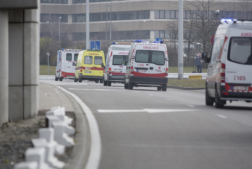 Ambulan tiba di Bandara Brussels di Zaventem, setelah serangkaian ledakan mengguncang bandara Brussels dan stasiun metro kota, Belgia, Selasa (22/3). 