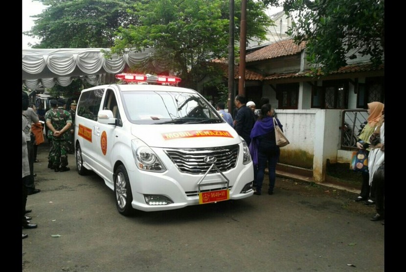  Ambulan yang membawa, istri mendiang Pahlawan Nasional Bung Tomo,Sulistina Sutomo, Rabu (31/8).