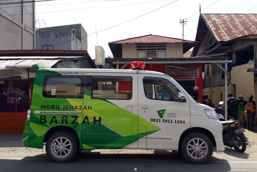 Ambulans Barzah Dompet Dhuafa rata-rata bisa mengangkut 30 jenazah korban gempa dan tsunami setiap harinya. Sabtu (6/10).