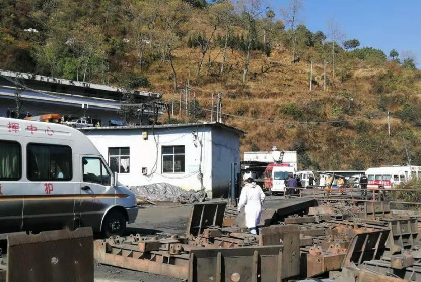 Ambulans berjaga di dekat lokasi tambang yang meledak di Provinsi Guizhou, China pada Selasa (17/12).