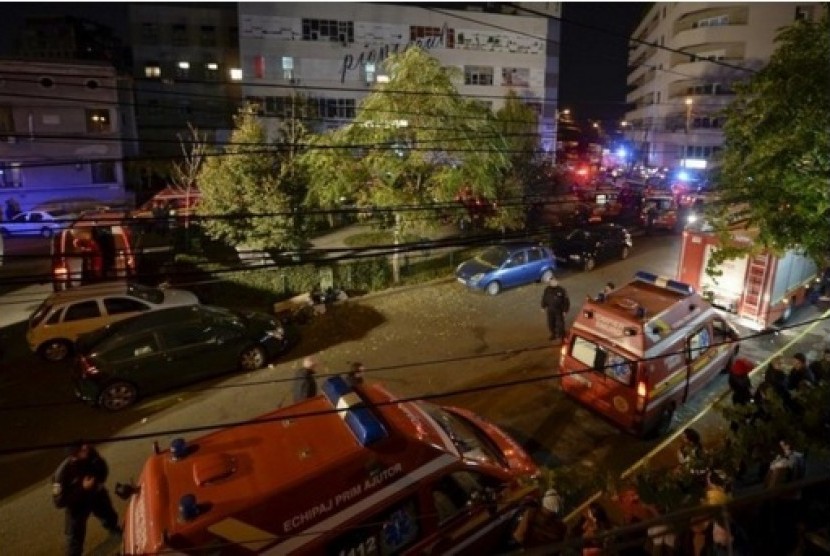 Ambulans bersiaga di luar klub malam Colectiv di Bukares, Rumania setelah terjadi insiden ledakan yang menewaskan sedikitnya 26 orang dan 88 terluka.