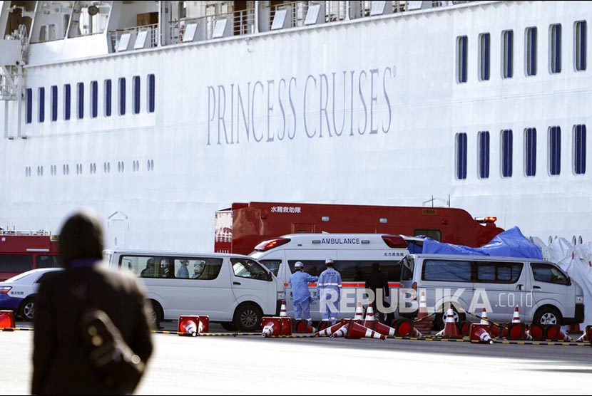 Ambulans dan mobil damkar parkir di dekat kapal pesiar Diamond Princess yang berlabuh di Pelabuhan Yokohama. AS jemput warganya yang terjebak di kapal pesiar akibat corona. Ilustrasi.