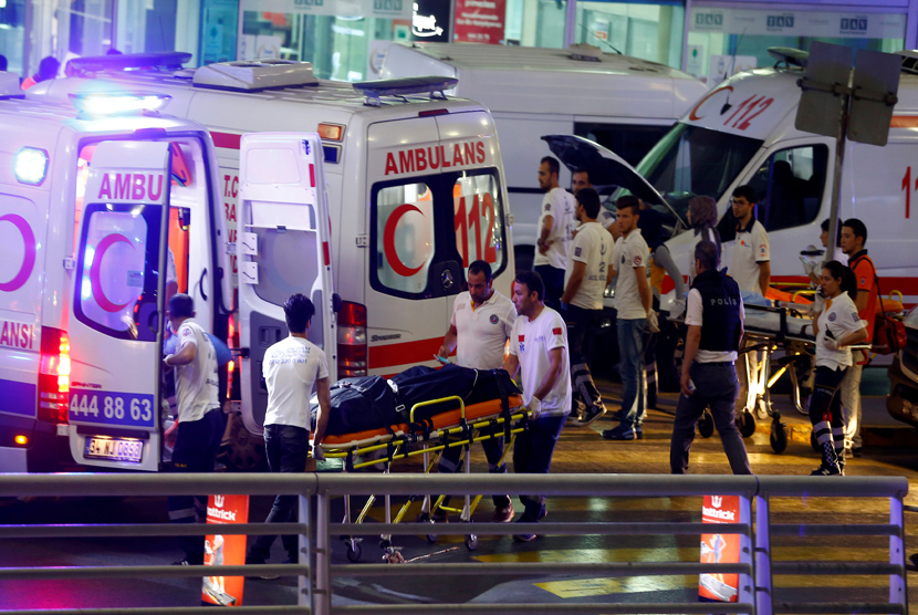 Ambulans dan Tim Medis mengevakuasi korban serangan bom bunuh diri di  bandara internasional Ataturk , Istanbul , Turki, (29/6). 