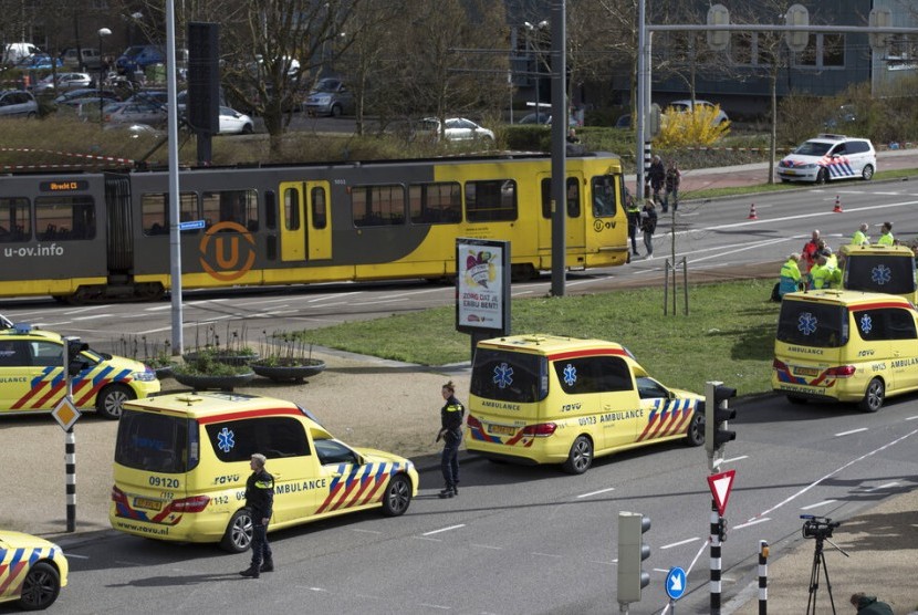 Ambulans diparkir di samping lokasi penembakan di Utrecht, Belanda, Senin (18/3). 