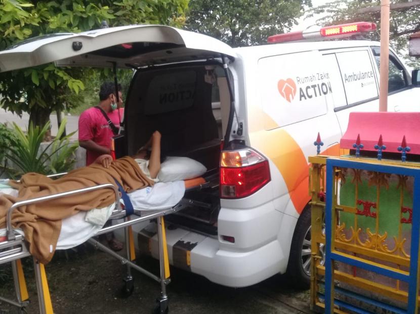 Ambulans gratis Rumah Zakat antarkan pasangan suami-istri, Triyogo dan Siti Afifah yang qadarullah mengalami kecelakaan
