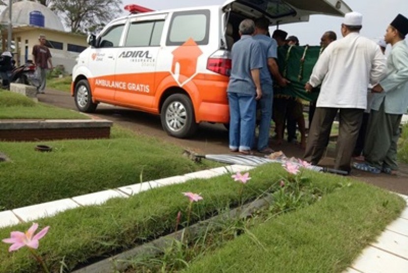 Ambulans gratis Rumah Zakat ketika mengantarkan jenazah.