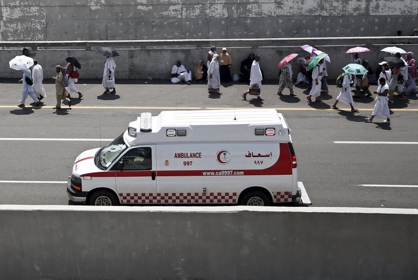 Ambulans membawa jamaah haji korban insiden Mina.
