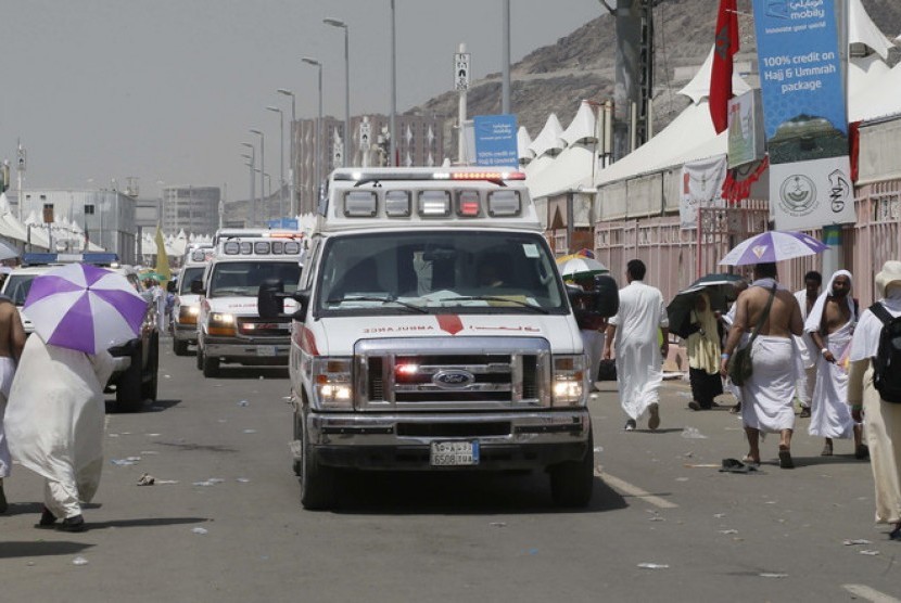 Ambulans membawa jamaah haji yang menjadi korban insiden Mina.