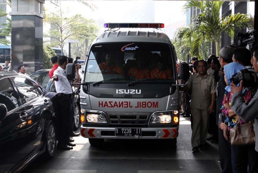 Ambulans membawa Jenasah Mantan Menkes Endang Rahayu ke rumah duka dari Rumah Sakit Cipto Mangunkusomo, Jakarta, Rabu, (2/5).   (Adhi Wicaksono/Republika)